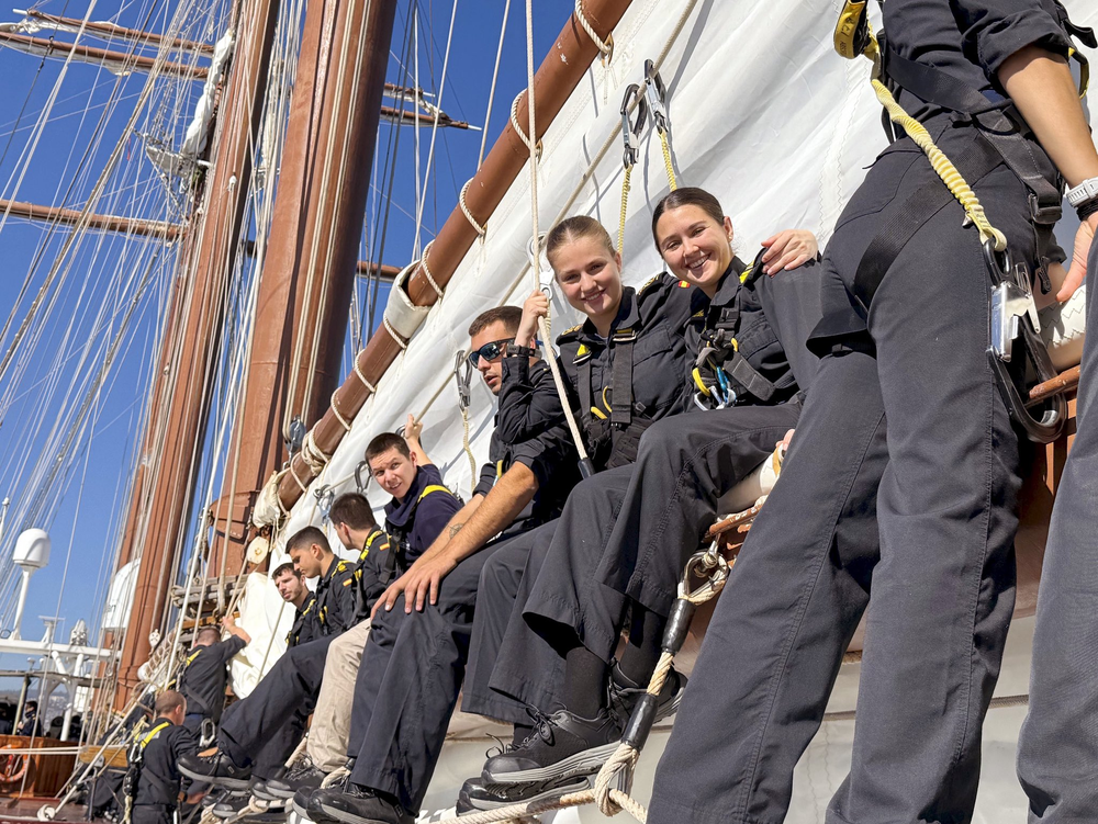 La princesa Leonor junto a sus compañeros de travesía a bordo del buque Juan Sebastián Elcano.
