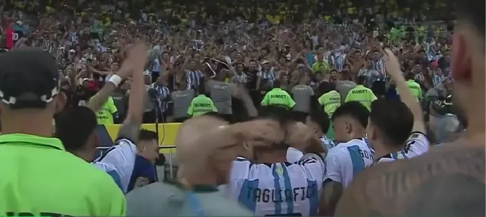 Festejos ante la tribuna donde hubo represión