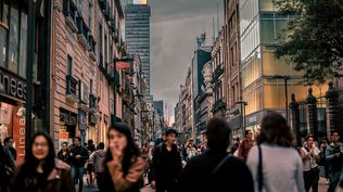 Emigrar a Estados Unidos ofrece oportunidades económicas significativas para los latinos.