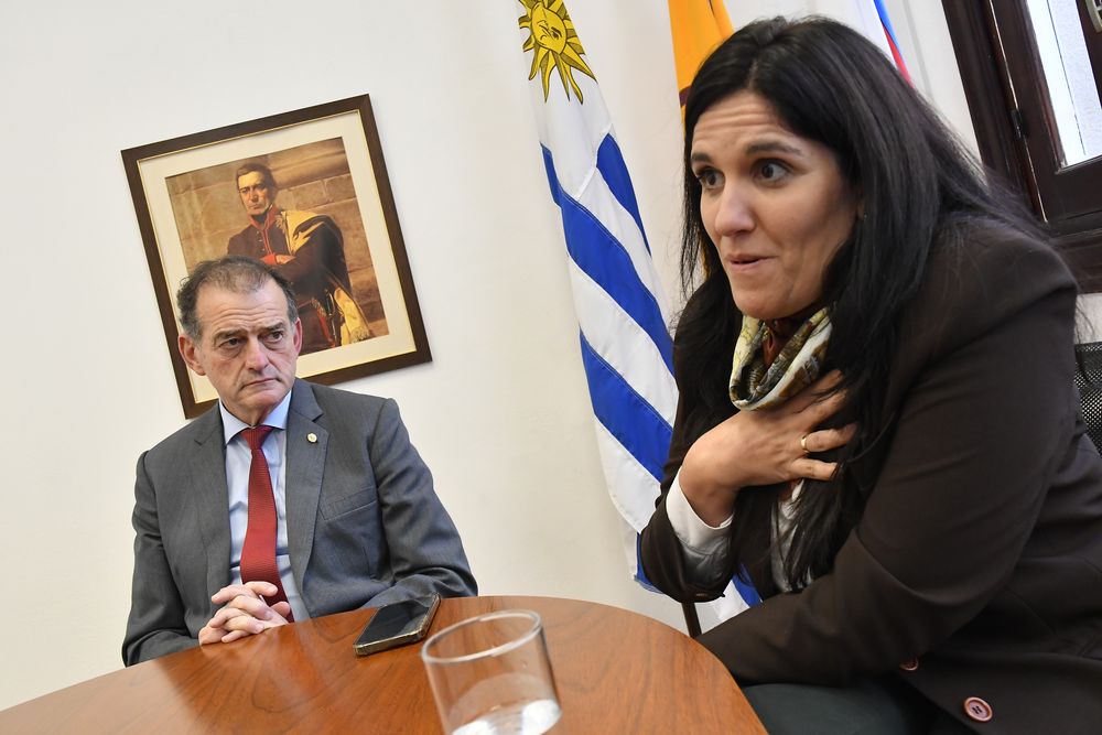 Guido Manini Ríos y Lorena Quintana en la sede de Cabildo Abierto durante la entrevista
