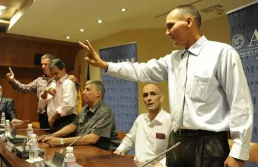 Algunos de los presos políticos liberados ofrecieron una conferencia de prensa en España