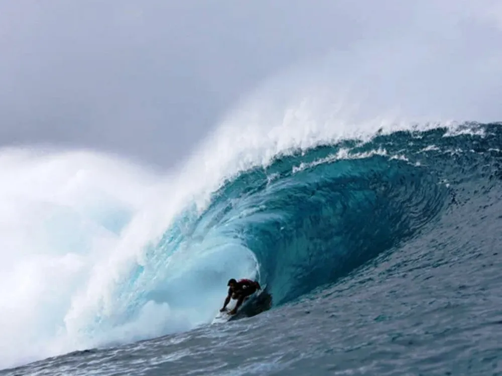 Marco Giorgi en acción en un tubo hawaiano