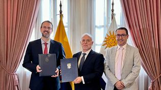 Firma de convenio de servicios aéreos entre Uruguay y Ecuador 