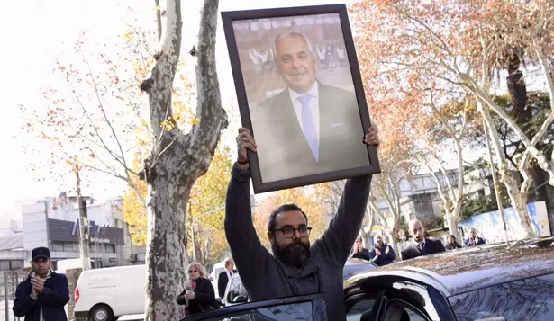 Martín Fuentes con el retrato de su padre José