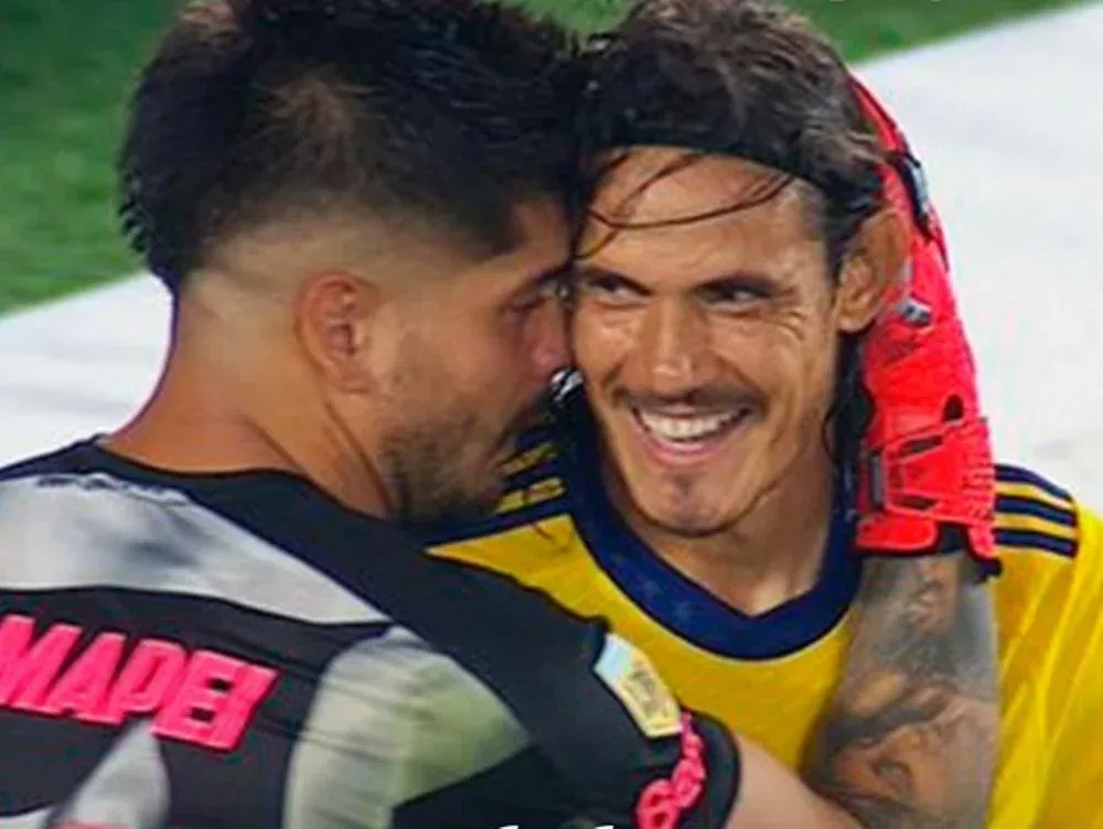 Edinson Cavani se ríe ante un comentario que le hizo el arquero de Lanús, Lucas Acosta, en pleno partido