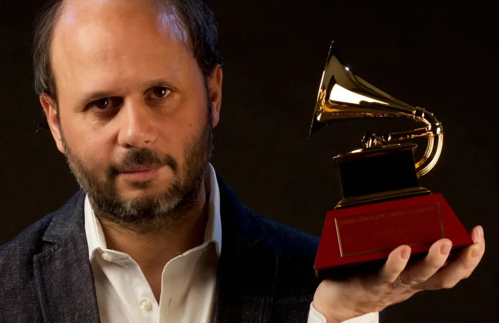 Gustavo Casenave con uno de sus Grammys