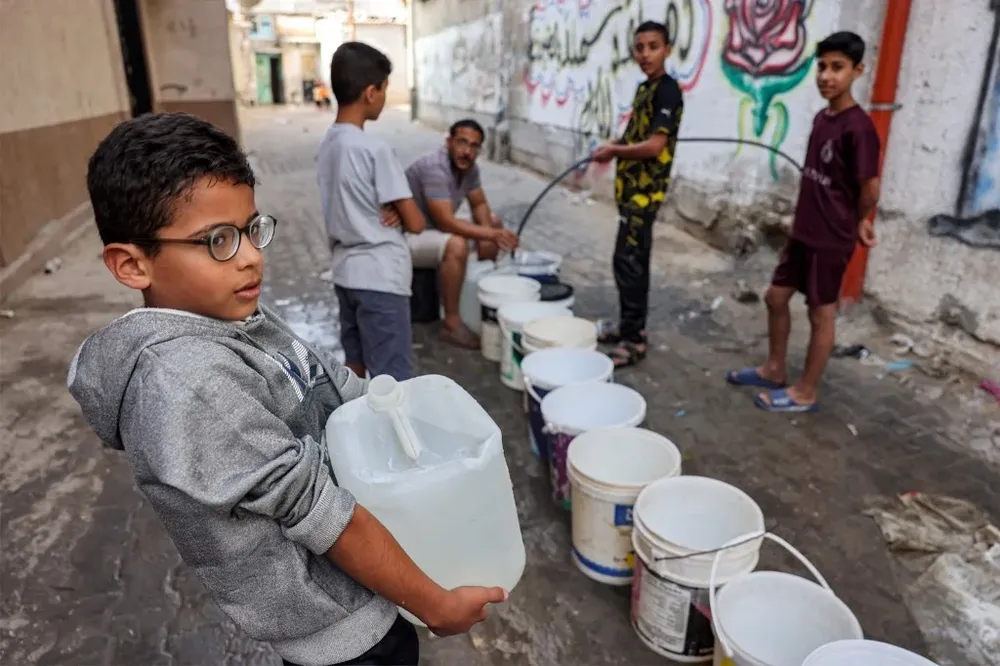 Un niño lleva un bidón de agua. Advierten que la falta de agua potable conlleva graves riesgos para la salud.
