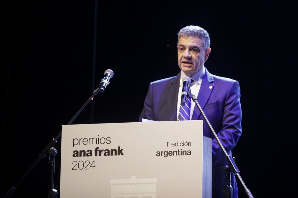 El jefe de Gobierno porteño Jorge Macri sostuvo que “la vida de Ana Frank nos motiva a reflexionar sobre el antisemitismo y la discriminación” pero también nos obliga a “construir un mundo basado en el respeto mutuo”. El jefe de Gobierno porteño Jorge Macri sostuvo que “la vida de Ana Frank nos motiva a reflexionar sobre el antisemitismo y la discriminación” pero también nos obliga a “construir un mundo basado en el respeto mutuo”.