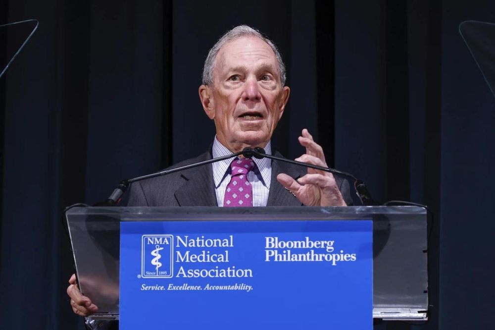 Michael Bloomberg, ex alcalde de Nueva York, aparece en el sexto lugar y es el primer donante fuerte para los demócratas con 41 millones.