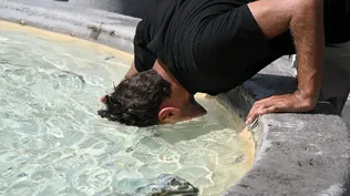 Un hombre se refresca en una fuente romana debido a la ola de calor que invade el hemisferio norte