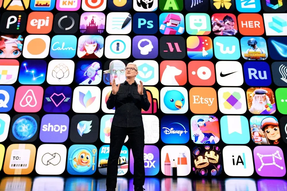 Tim Cook durante la presentación de iOS 15.