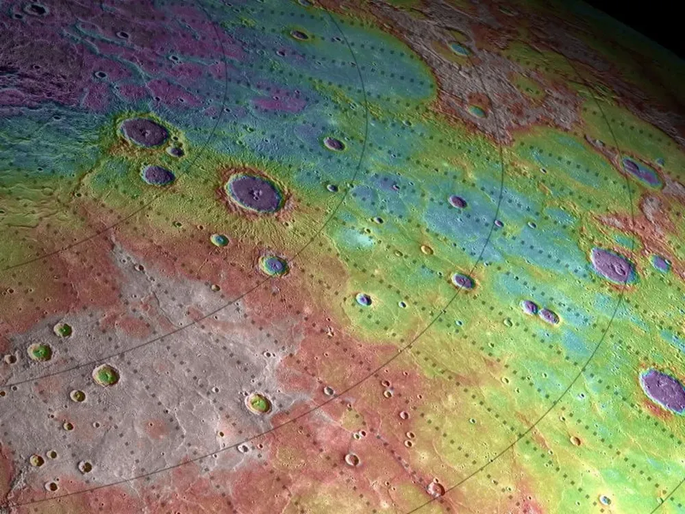 En esta imagen tomada por el Messenger, las áreas violetas son las zonas más bajas y las blancas, las más altas