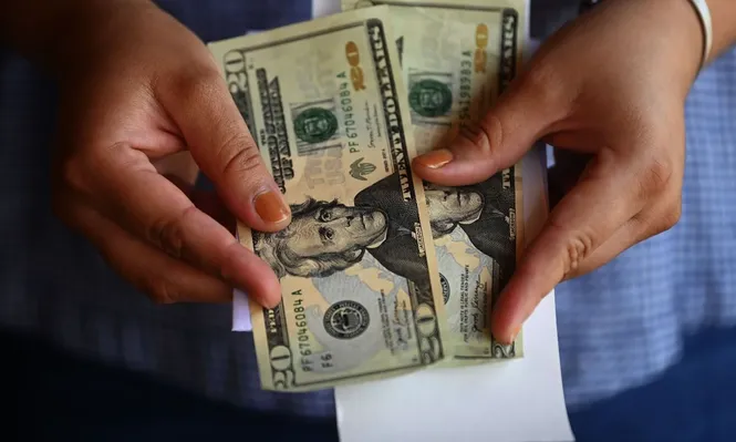 El dólar blue disminuyó en 5%, por lo que A$ 1.000 cotizan a US$ 3,7.