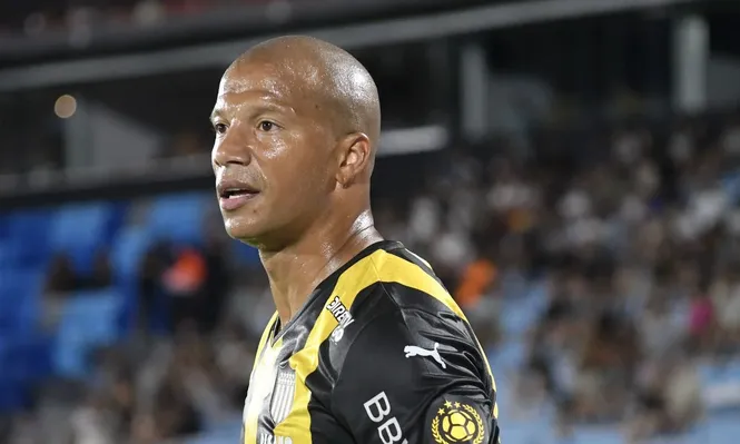 Carlos Sánchez sigue inamovible en la mitad de la cancha carbonera