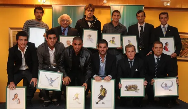 Los mejores de la temporada 2010 con sus premios; parados, Rodrigo Muñoz (golero), Ricardo Alarcón (dirigente), Sebastián Coates (defensa), Ramírez (revelación), Piñatares (preparador físico), Larrionda (árbitro), y agachados, Lodeiro (volante de creación), Ifrán (delantero), Arévalo Ríos (volante de marca), Antonio Pacheco (mejor jugador), Damiani (por Peñarol como mejor equipo) y Aguirre (técnico).