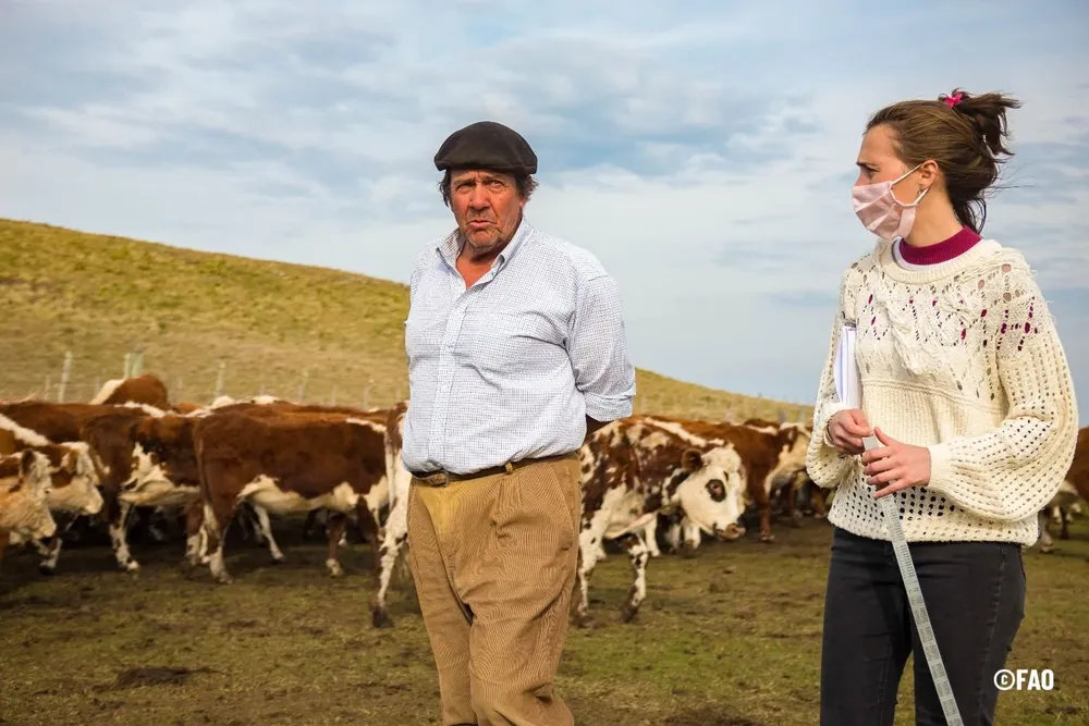 Luisina trabaja junto a productores ganaderos en el norte del país, en el marco del proyecto Ganadería y Clima.