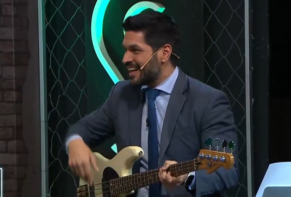 Andrés Ojeda con el bajo en Santo y Seña