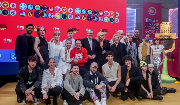 La directora de Comunicación y Participación de RTVE, María Eizaguirre (c), y los directores del Benidorm Fest, Ana María Bordás (8d) y César Vallejo (6i), posan junto a los participantes en el Benidorm Fest.