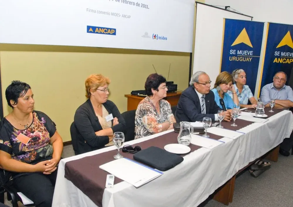 Representantes de ANCAP y el Mides cuando firmaron el acuerdo