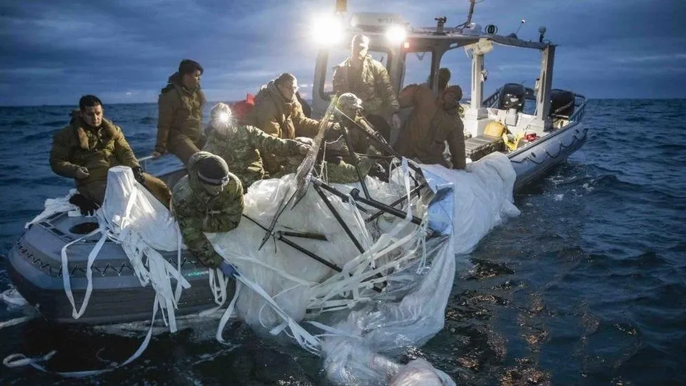 Buques y buzos estadounidenses siguen buscando restos del globo frente a la costa de Carolina del Sur