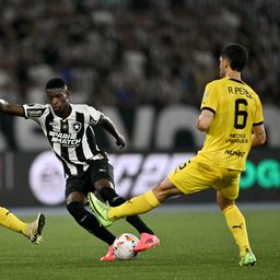 Damián García y Rodrigo Pérez de Peñarol ante Luiz Henrique de Botafogo