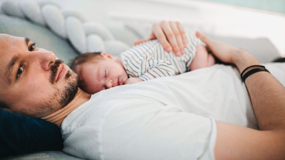La mayoría de los expertos coinciden en que los síntomas probablemente surgen debido al estrés que unoexperimenta al convertirse en padre o madre, incluso si no está gestando.