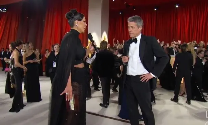 Hugh Grant durante la entrevista con Ashley Graham de ABC