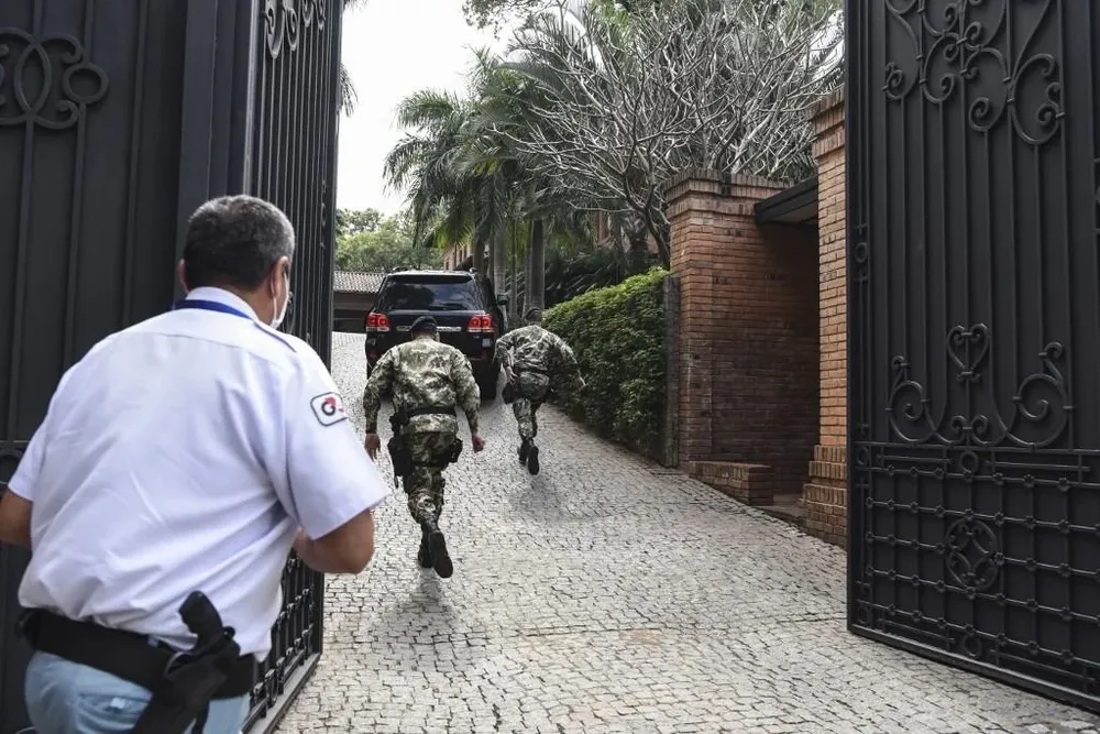 El expresidente argentino Mauricio Macri llega a la casa del expresidente paraguayo Horacio Cartés