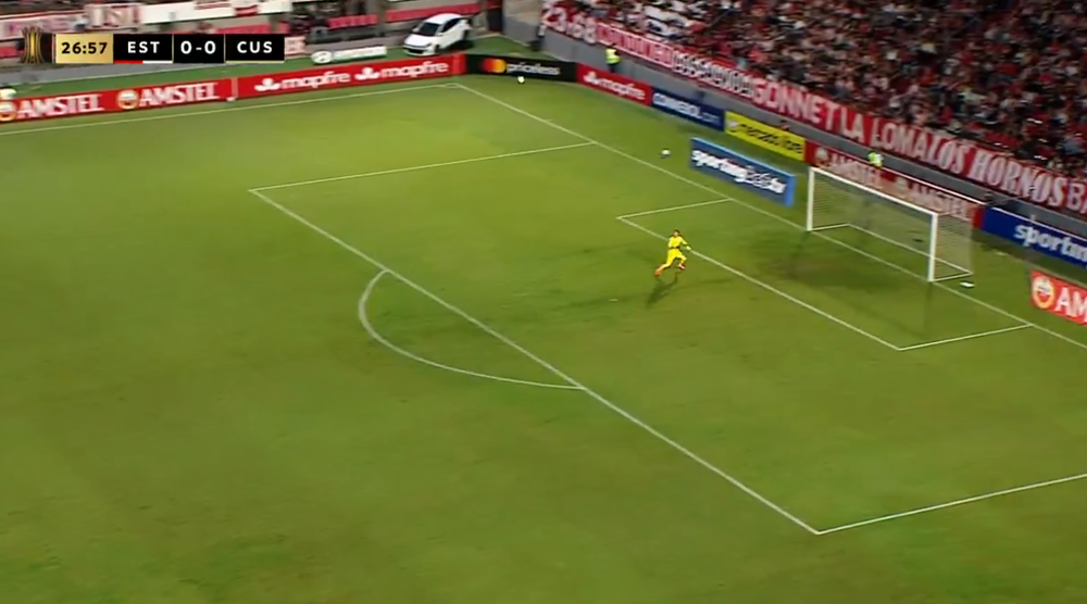 La espectacular atajada de Fernando Muslera tras un remate desde el medio de la cancha