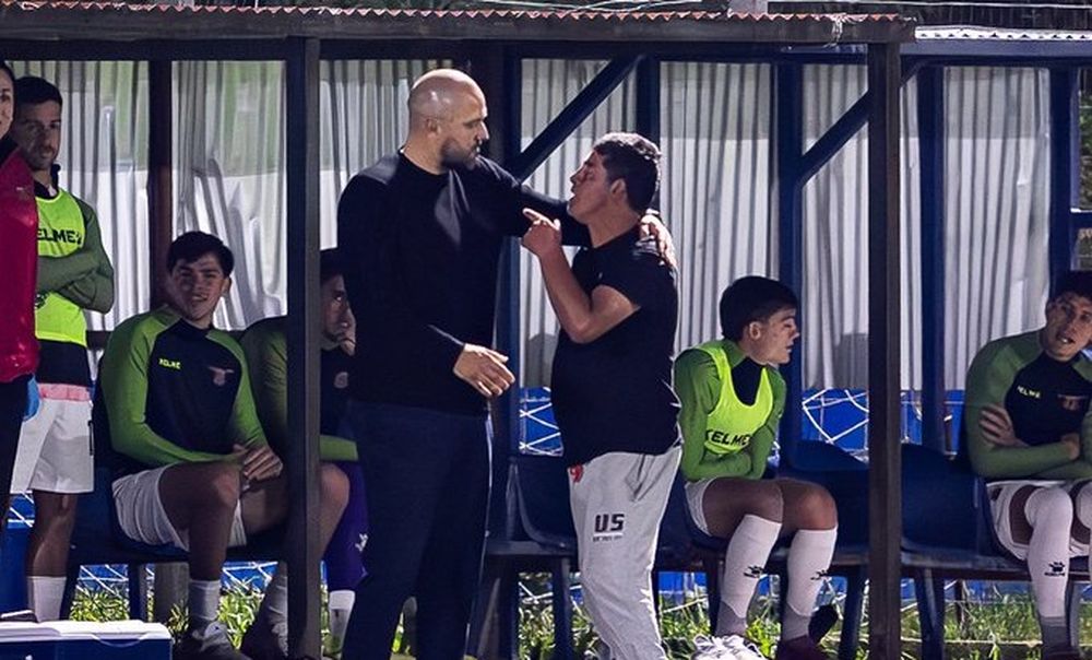 Jadson Viera conversa con el hombre que se metió a la cancha del Parque Palermo