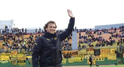 Diego Forlán saluda a la parcialidad de Peñarol en el Campus