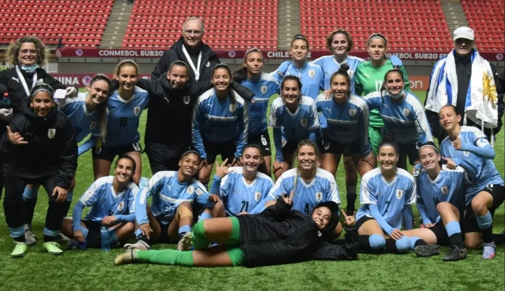 Las jugadoras celestes celebraron al finalizar la goleada ante Bolivia por 13-0 que las deja en camino a una posible clasificación a la siguiente fase