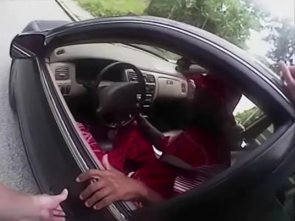 Segundos antes de que el oficial dispare a quemarropa a un conductor que quería escapar al control policial. Fuente: