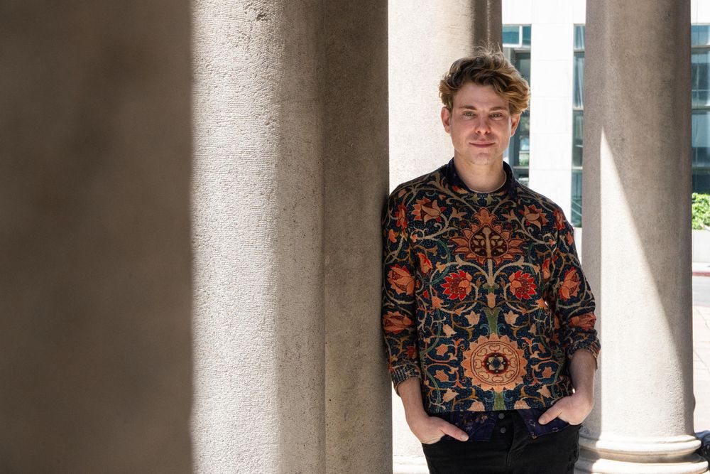 El productor brasileño Daniel Dreifuss, ganador del Oscar por Sin novedad en el frente, en la explanada del Teatro Solís de Montevideo&nbsp;