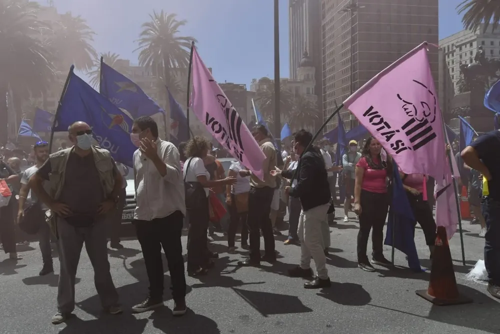 Archivo, manifestación de AEBU en favor del referéndum contra 135 artículos de la LUC