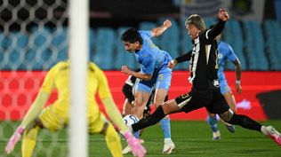 Franco Pizzichillo de Montevideo City Torque ante Lyanco de Atlético Mineiro por la Copa Sudamericana
