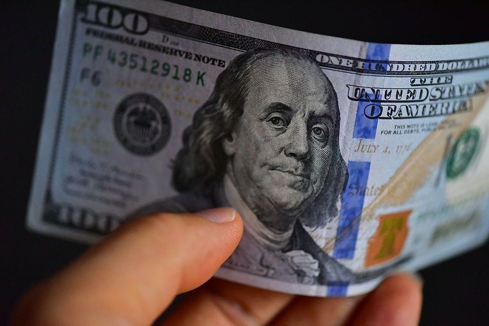 Con el recorte de las tasas &quot;el dólar se debilita&quot;, dice la economista Gabriela Siller.