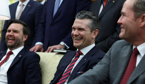 El secretario de defensa Pete Hegseth (centro), el vicepresidente JD Vance (izq.) y el asesor de seguridad nacional Mike Waltz