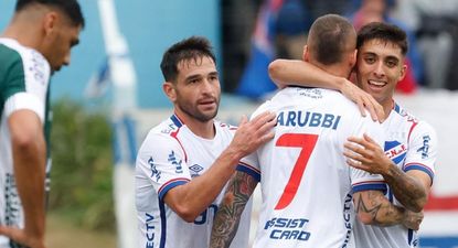 Nicolás Lodeiro y Nicolás López celebran junto a Bruno Arady el primer gol de Nacional ante Plaza Colonia en Fray Bentos