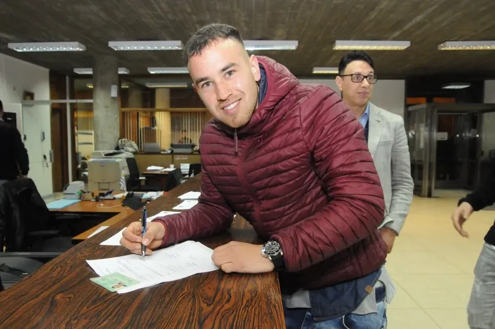 Junior Arias firmó en la AUF el pase para Peñarol