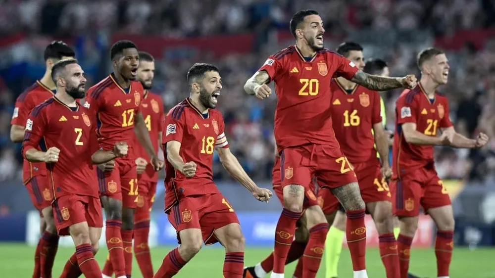 Toda España celebra en Rotterdam, tras el último penal de Carvajal.