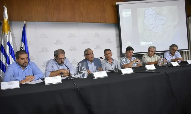 El ministro Enzo Benech y sus colaboradores informan sobre la emergencia agropecuaria