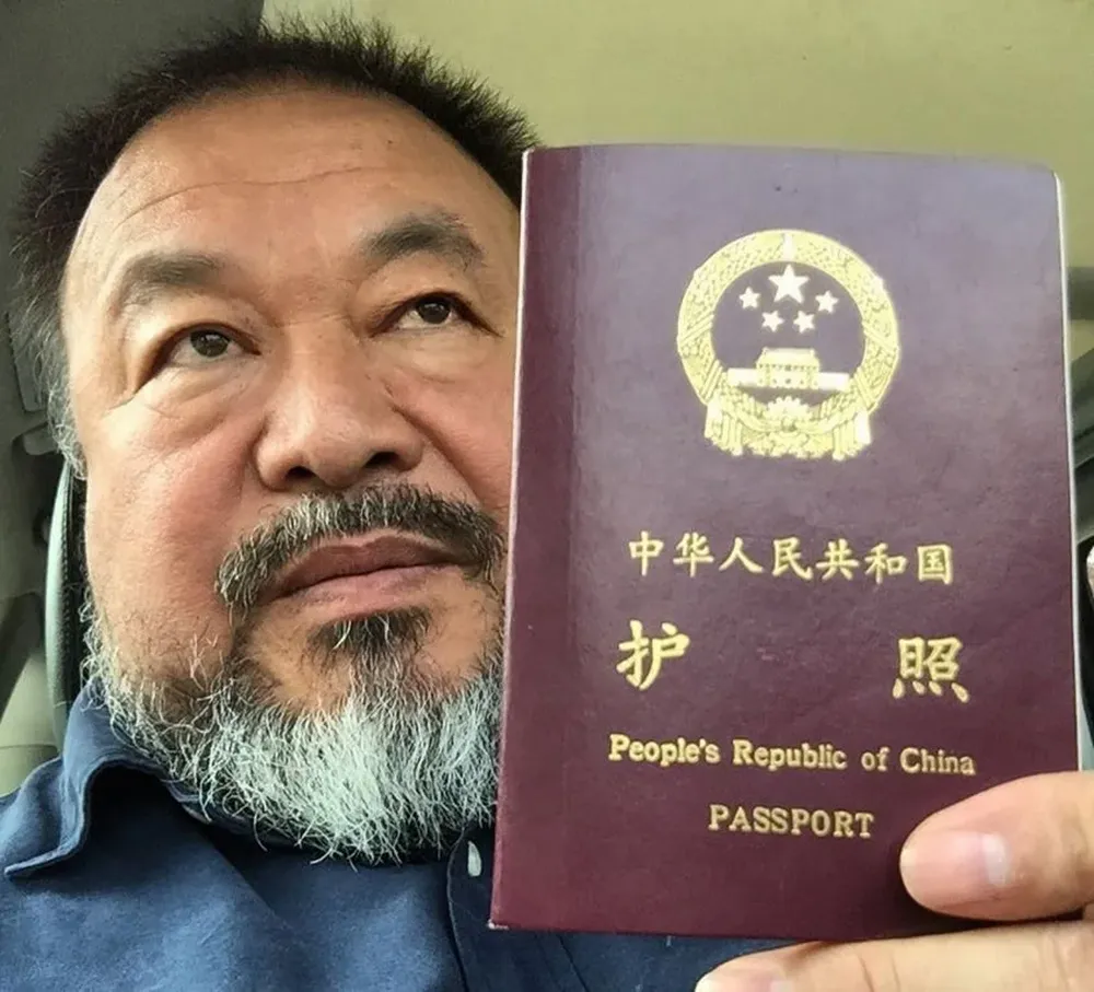 China. Esta foto por el artista disidente Ai Weiwei lo muestra posando con su pasaporte en Beijing. La Policía le devolvió el documento cuatro años después de que fuese confiscado.