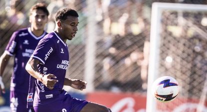 Mauricio Amaro en el partido entre Racing y Defensor Sporting