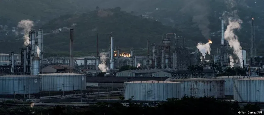 El comunicado advirtió que esta decisión no autoriza la perforación, elevación o procesamiento, compra o venta, transporte o embarque de cualquier petróleo o producto de petróleo de origen venezolano