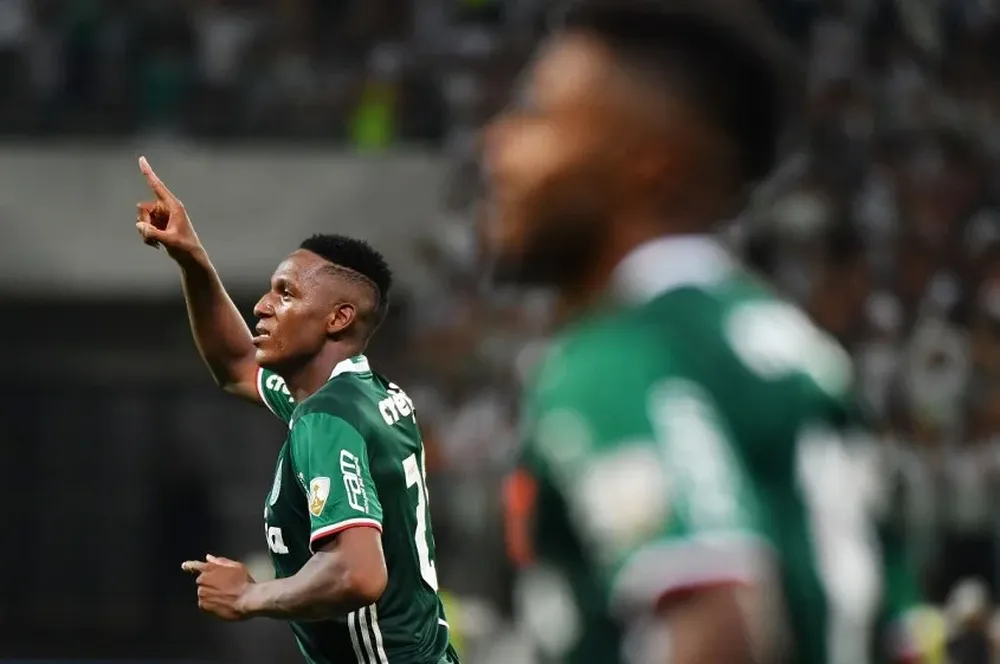 Yerry Mina festeja su gol ante Wilstermann