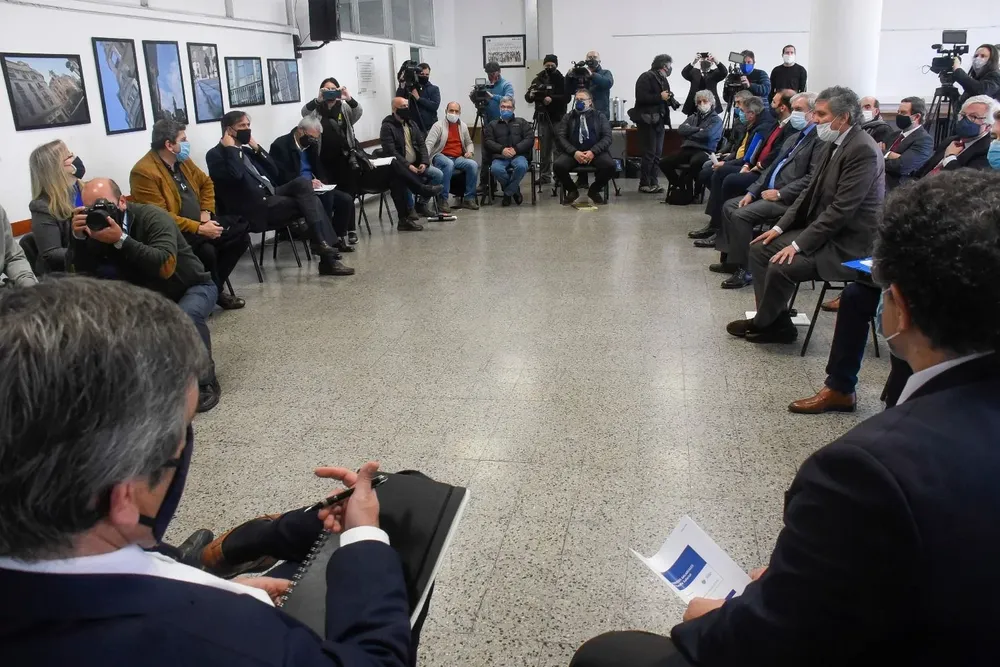 El gobierno espera que los privados acuerden adelantar correctivos de inflación.