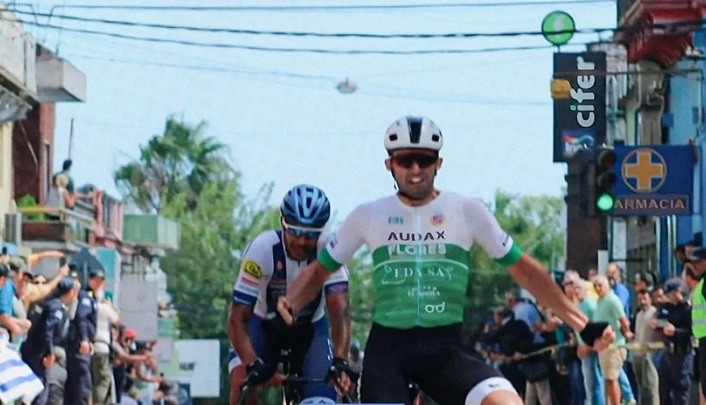 Asconeguy en la línea de meta