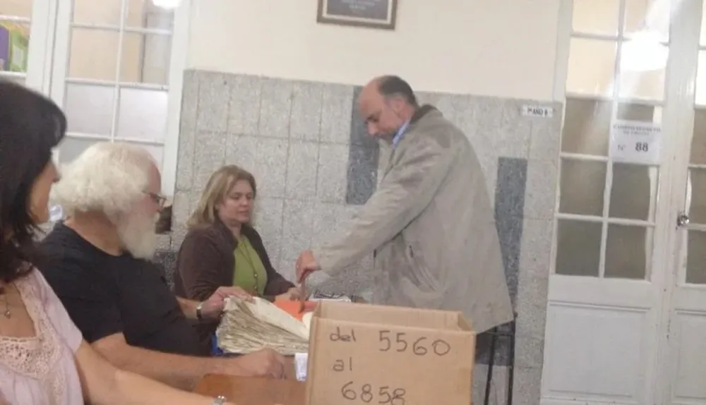 El dirigente del Partido Independiente, Pablo Mieres, en el momento de sufragar