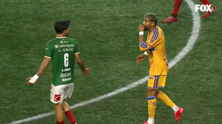 Rodrigo Aguirre se tapa la boca para decirle algo a un rival, lo que le valió la expulsión